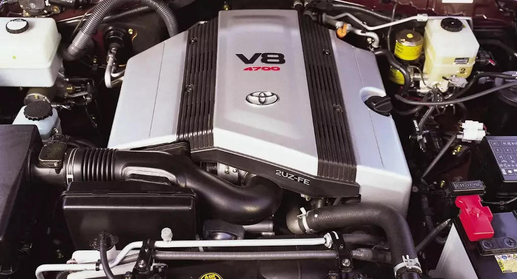 Под капотом двигатель Toyota 2UZ.