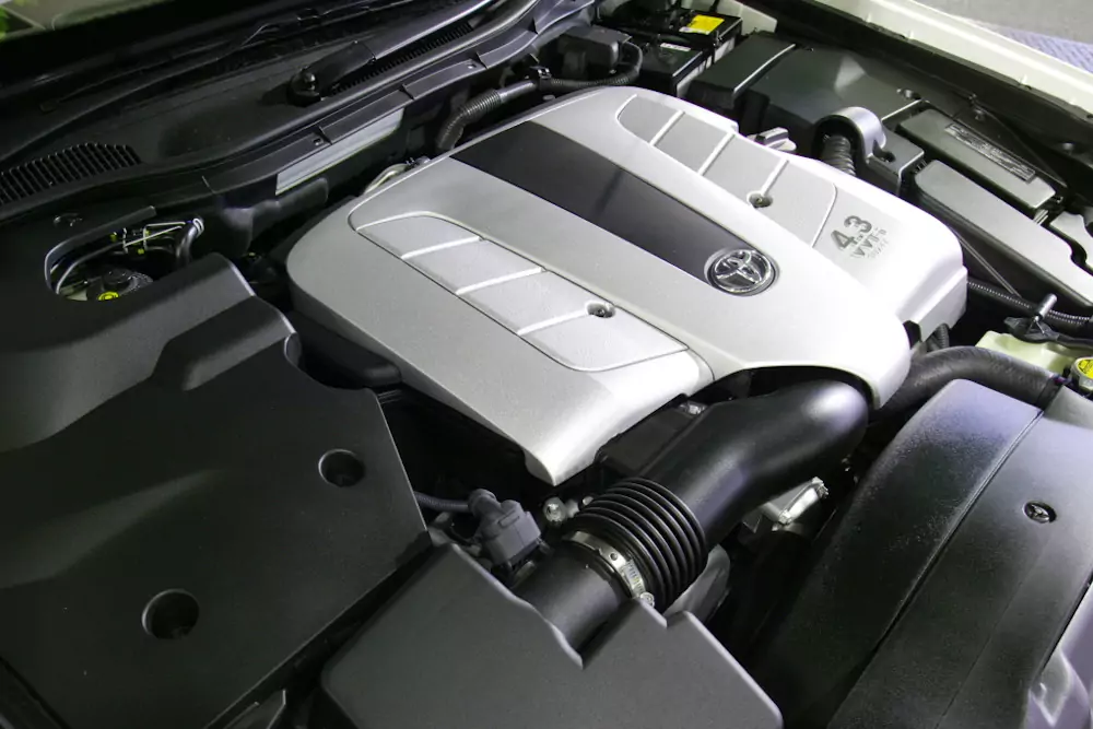 Под капотом двигатель Toyota 3UZ-FE