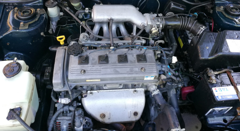 Двигатель Toyota 7A-FE в подкапотном пространстве